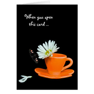 Cartão borboleta e margarida em xícara de chá