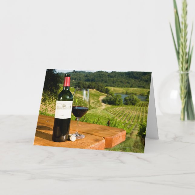 Cartão Bottle of red wine and glass on table (Frente)