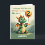 Cartão Brother segundo aniversário Personalize o nome Dra<br><div class="desc">Adicione o nome do seu irmão a este cartão de aniversário para torná-lo verdadeiramente dele. Com um balão brilhante,  um dragão verde sorridente e toques mágicos,  esta versão personalizada transforma o seu segundo aniversário num cheio de alegria e amor.</div>