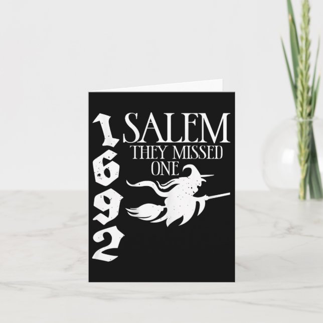Cartão Bruxa Retro Salem 1692 Eles Perderam uma Bruxa Hal (Frente)