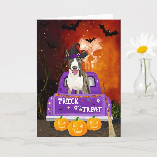 Cartão Bull Terrier Dog no Halloween Truck (Planta pequena)