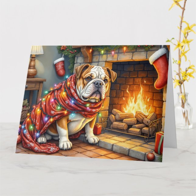 Cartão Bulldog Sitting by Fireplace with Christmas Lights (Flor Amarela)