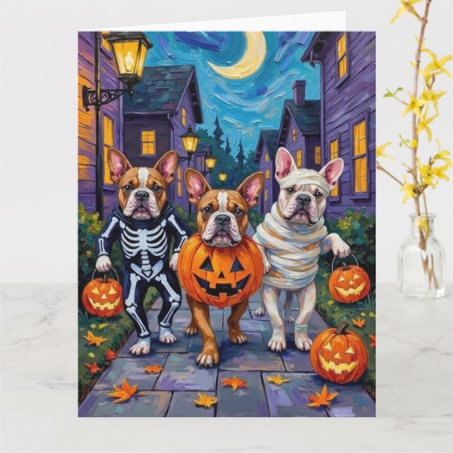 Cartão Bulldog Trick-or-Tratating in Halloween Costumes (Flor Amarela)