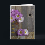 Cartão buquê da aniversário-mãe do amigo na lata de lata<br><div class="desc">buquê roxo da mãe do outono na lata de lata oxidada na madeira resistida para o aniversário do amigo</div>