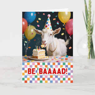 Cartão Cabra engraçada de aniversário comendo bolo