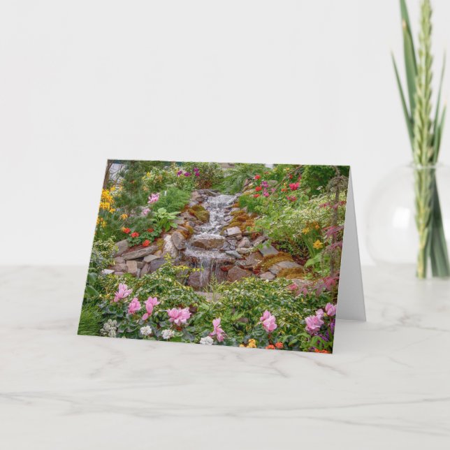 Cartão Cachoeira Fluente com flores de primavera (Frente)