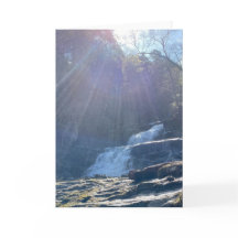 Cachoeira, rochas e raios de sol