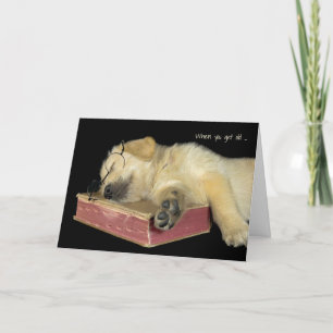 Cartão cachorrinho do recuperador de ouros no livro