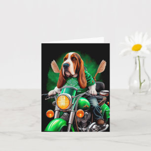 Cartão Cachorro Basset Hound dirigindo bicicleta no Dia d