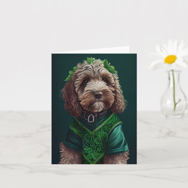 Cartão Cachorro Cockapoo vestido para o Dia de São Patríc (Planta pequena)