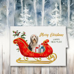 Cartão Cachorro Collie Cachorro de Natal<br><div class="desc">Neste cartão Feriado, um Cachorro Collie com uma trama bonito vermelha e decorativa dourada. Ao lado do cão, senta-se pacotes de presentes amarrados com arcos coloridos, e atrás do trenó está o Holly com frutas vermelhas. O texto dourado à direita diz "MERRY CHRISTMAS" e seu texto personalizado está verde. Todo...</div>