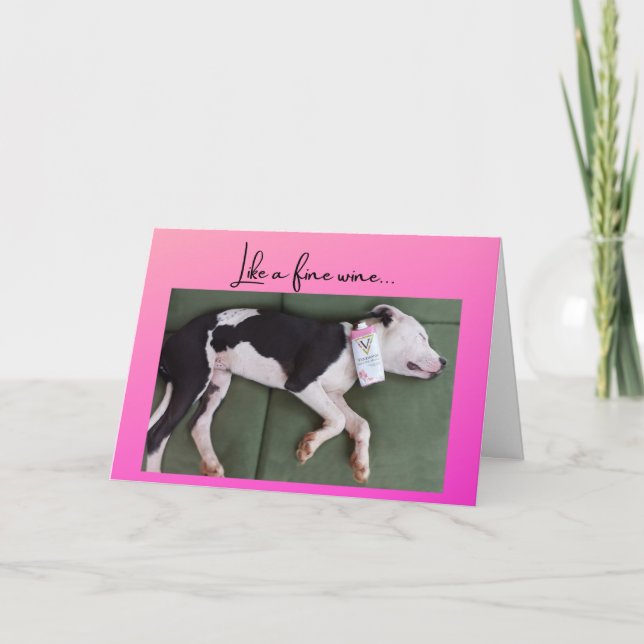 Cartão Cachorro de aniversário engraçado com caixa de vin (Frente)