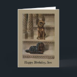 Cartão Cães Vintage sentados em uma Staircase Son Birthda<br><div class="desc">Dois doces cachorros estão sentados numa escada: um Griffon de Bruxelas e um rei Charles Spaniel. Feliz Aniversário, Filho. Imagem do livro de vintage de "The Book of Dogs", de Louis Agassiz Fuertes (1919), sobre um filme personalizado que não um fundo. Clique em "Personalizar" para alterar ou adicionar texto à...</div>