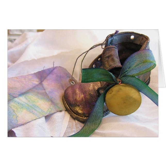 Cartão Calçados de bebê velhos do tempo & Locket (Frente Horizontal)