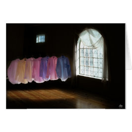 Cartão Camisas em uma Sala de Escuridão e Luz