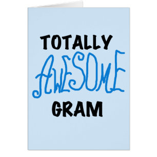 Cartão Camiseta azul e presentes do grama totalmente