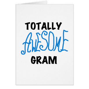 Cartão Camiseta azul e presentes do grama totalmente