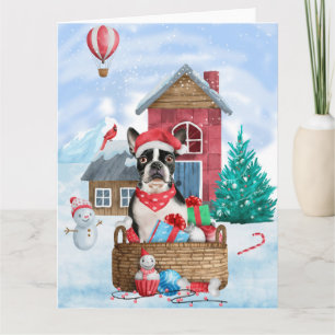 Cartão Cão Boston Terrier na casa de Natal na neve