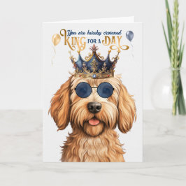 Cartão Caramel Labradoodle King para um aniversário engra
