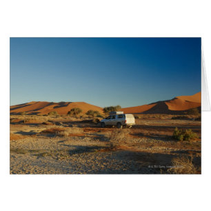 Cartão carro 4x4 na paisagem do deserto de Namib em