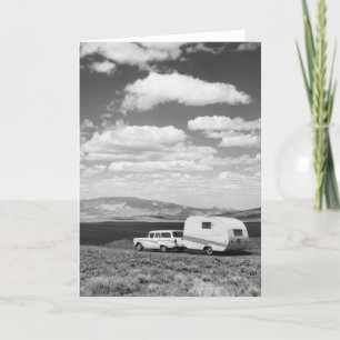 Cartão Carro que puxa o reboque na estrada