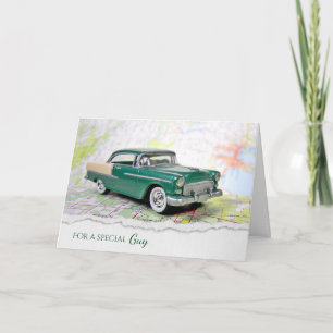 Cartão carro retrô no mapa do aniversário do homem