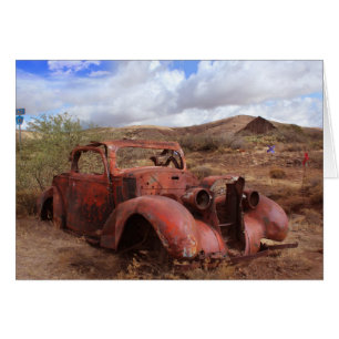 Cartão Carro velho que oxida na paisagem do deserto