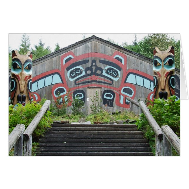 Cartão Casa de clã e postes de totem, Ketchikan, Alasca (Frente Horizontal)