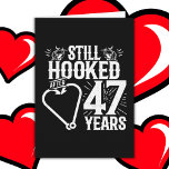 Cartão Casado 47 Anos Pescendo Funny 47 Anos<br><div class="desc">Esta divertida design do 47º aniversário de casamento é perfeita para casais de pesca que estão casados há 47 anos e ainda estão viciados um no outro e adoram ir pescar! Excelente para uma festa do 47º aniversário de casamento para celebrar 47 anos de casamento! Apresenta 'Ainda viciado após 47...</div>