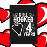 Cartão Casado por 4 anos pescando Funny 4º Aniversário<br><div class="desc">Esta divertida design do 4º aniversário de casamento é perfeita para casais de pesca que estão casados há 4 anos e ainda estão viciados um no outro e adoram ir pescar! Excelente para uma festa do 4º aniversário de casamento para celebrar 4 anos de casamento! Apresenta a citação de 4...</div>
