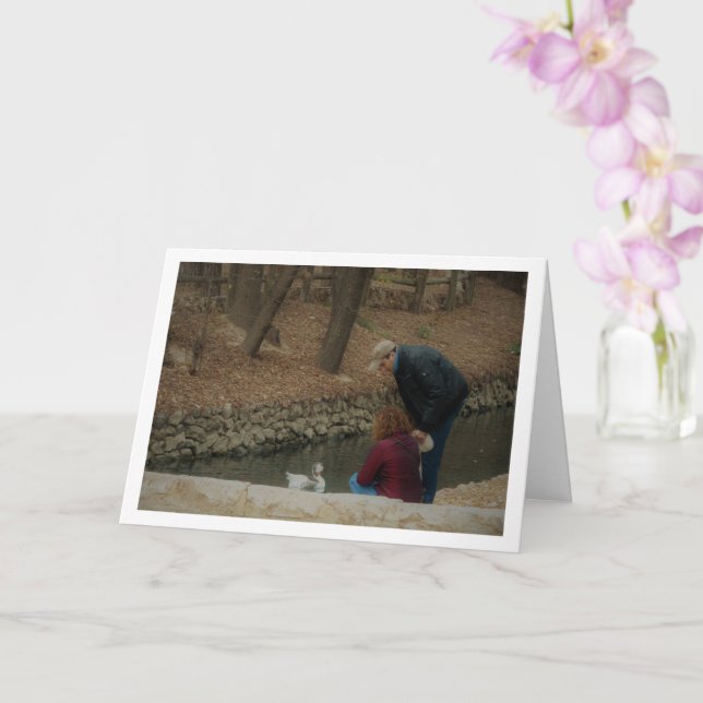 Cartão Casal Alimentando Pato no Parque de San Vicente (Orquídea)