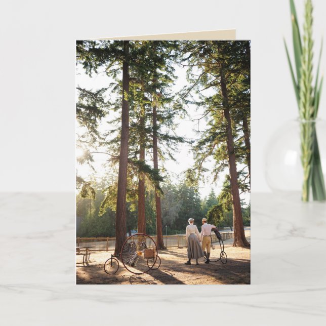 Cartão Casal que anda na luz do sol com ciclos do (Frente)