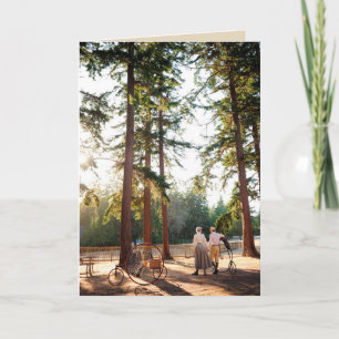 Cartão Casal que anda na luz do sol com ciclos do