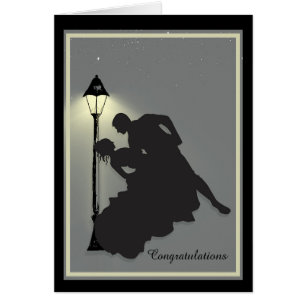 Cartão Casal romântico dançando sob luz do sol