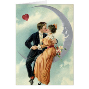 Cartão Casal Vitoriano Antigo se Beijando em uma Lua Cres