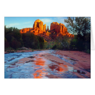 Cartão Catedral Rocha refletindo em Oak Creek no Sunset