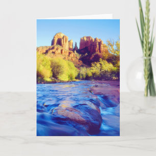 Cartão Cathedral Rock refletida no Oak Creek, Arizona