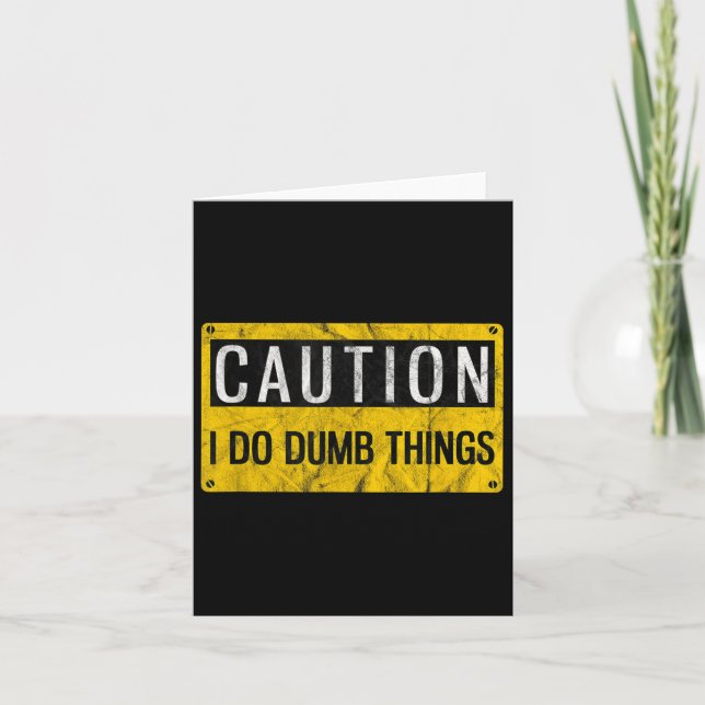 Cartão Caution I Do Dumb Things Funny Gag Warning Sign Gi (Frente)