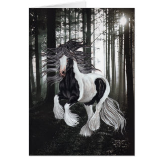 Cartão Cavalo aciganado na floresta