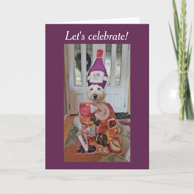 Cartão Celebração de vinho e queijo de cão Goldendoodle (Frente)
