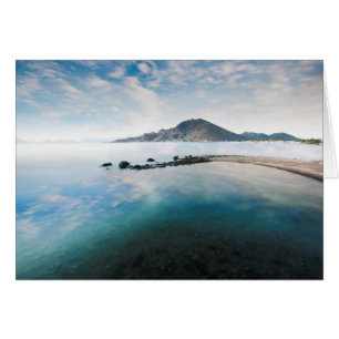 Cartão Céu azul nebuloso que reflete no lago