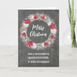 Cartão Chalkboard Godchild e o seu marido natal<br><div class="desc">Feliz Natal para a afilhada e o marido com um padrão rústico de quadro-negro e coroa de neve com poinsettias.</div>