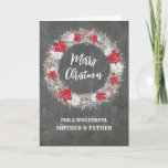 Cartão Chalkboard Mãe e Pai Feliz Natal<br><div class="desc">Feliz Natal para a mãe e o pai com um padrão rústico de quadro de chalkboard e coroa de neve com poinsetos.</div>