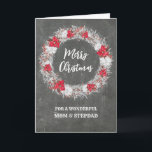 Cartão Chalkboard Mãe e Stepdad Feliz Natal<br><div class="desc">Feliz Natal para a mãe e o padrasto com o padrão rústico do quadro de chalkboard do país e coroa de neve com poinsettias.</div>