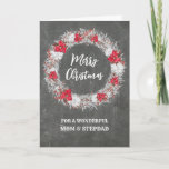 Cartão Chalkboard Mãe e Stepdad Feliz Natal<br><div class="desc">Feliz Natal para a mãe e o padrasto com o padrão rústico do quadro de chalkboard do país e coroa de neve com poinsettias.</div>