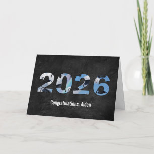 Cartão Chapéus de Formatura 2026 em Nuvens e Arco-íris