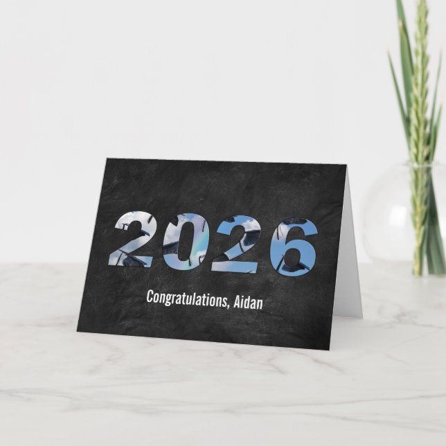 Cartão Chapéus de Formatura 2026 em Nuvens e Arco-íris (Frente)