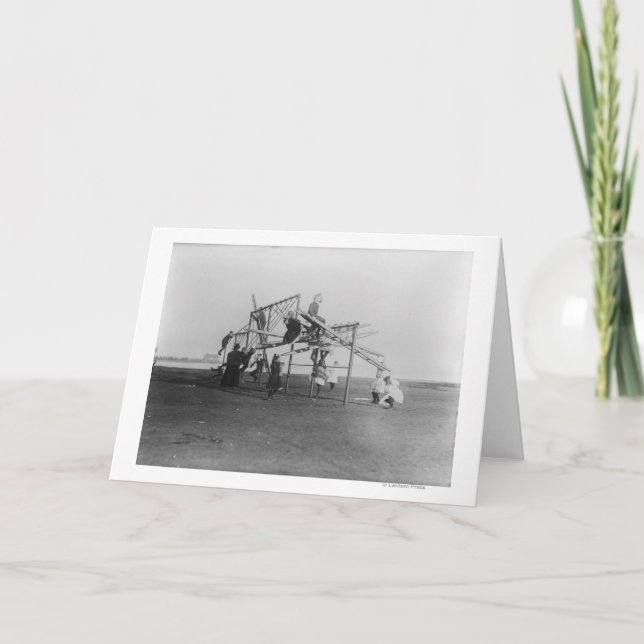 Cartão Children Enjoying Playground Swingset (Frente)