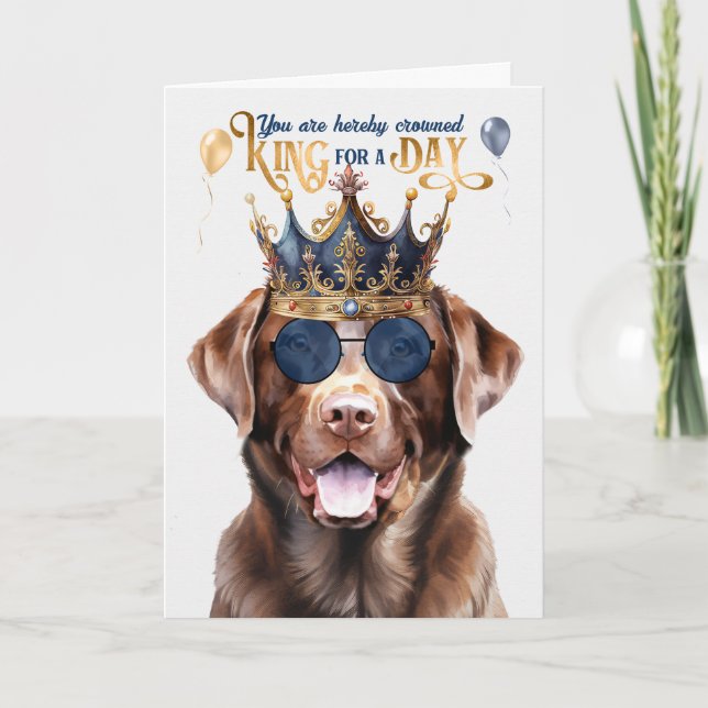 Cartão Chocolate Lab Dog King para um dia de aniversário  (Frente)