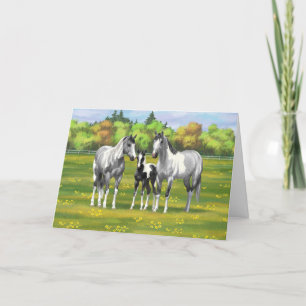 Cartão Cinza De Maçã Em Cavalos De Tintas Em Pasto De V